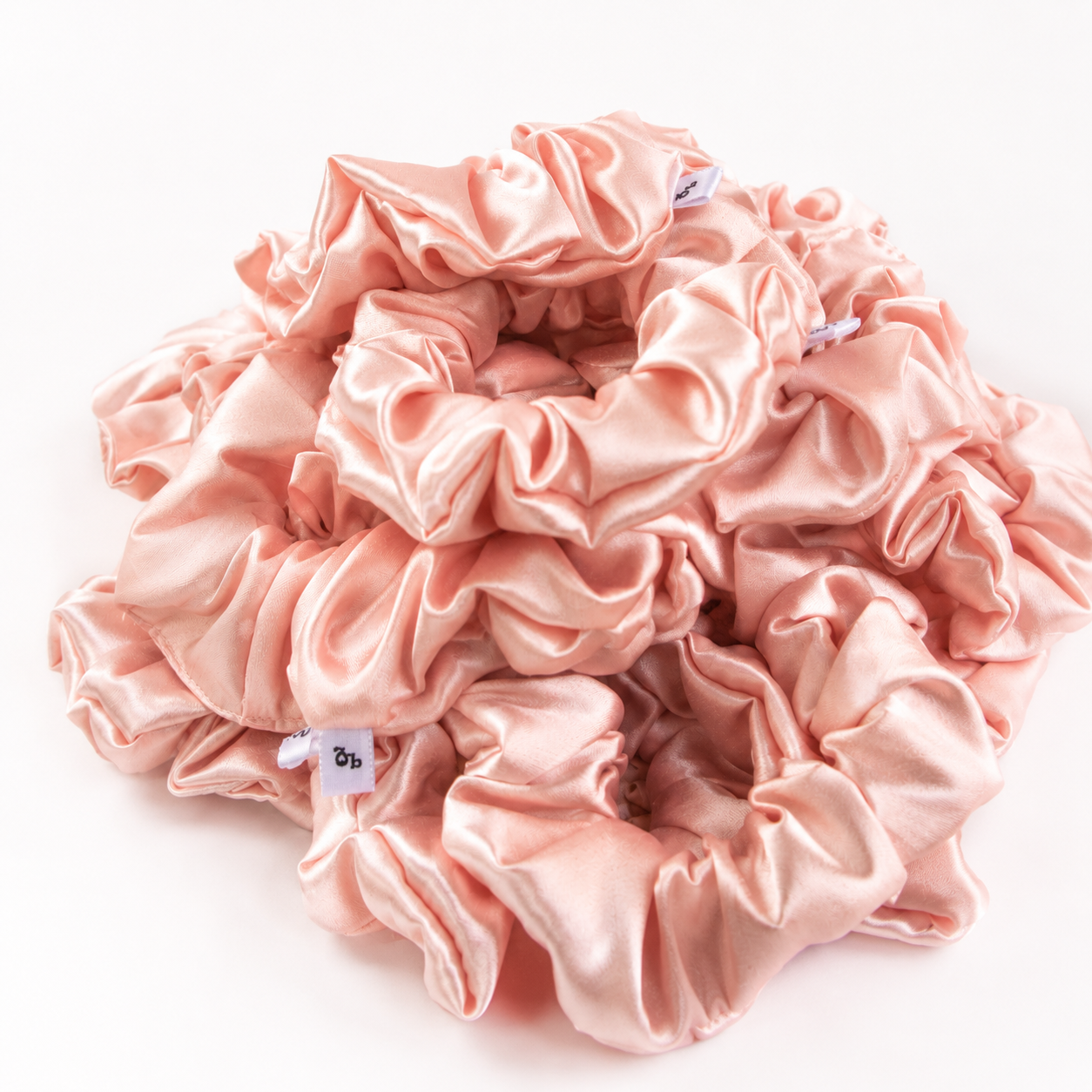 Scrunchies de Seda – Elegancia y cuidado para tu cabello - Image 2